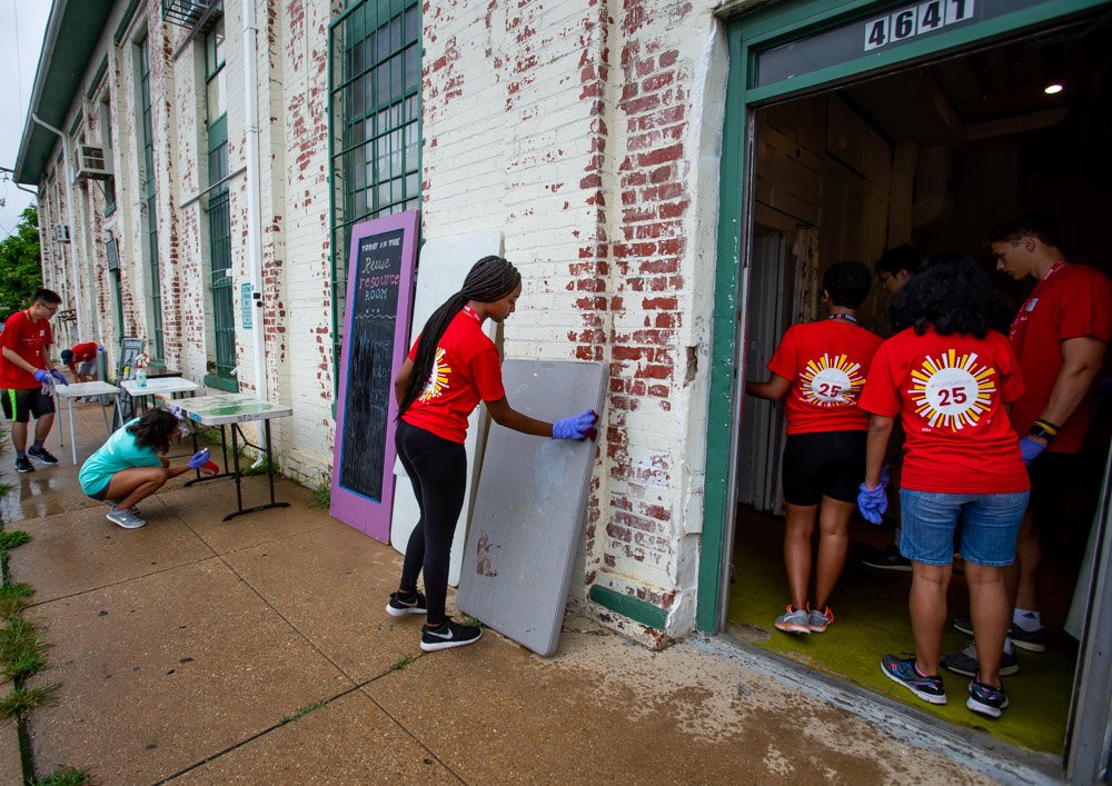 More than 900 students kicked off their #UMD experience with the annual @UM_Scholars Service Day, giving back and making a difference in nearby communities #DoGoodUMD #ScholarsServes