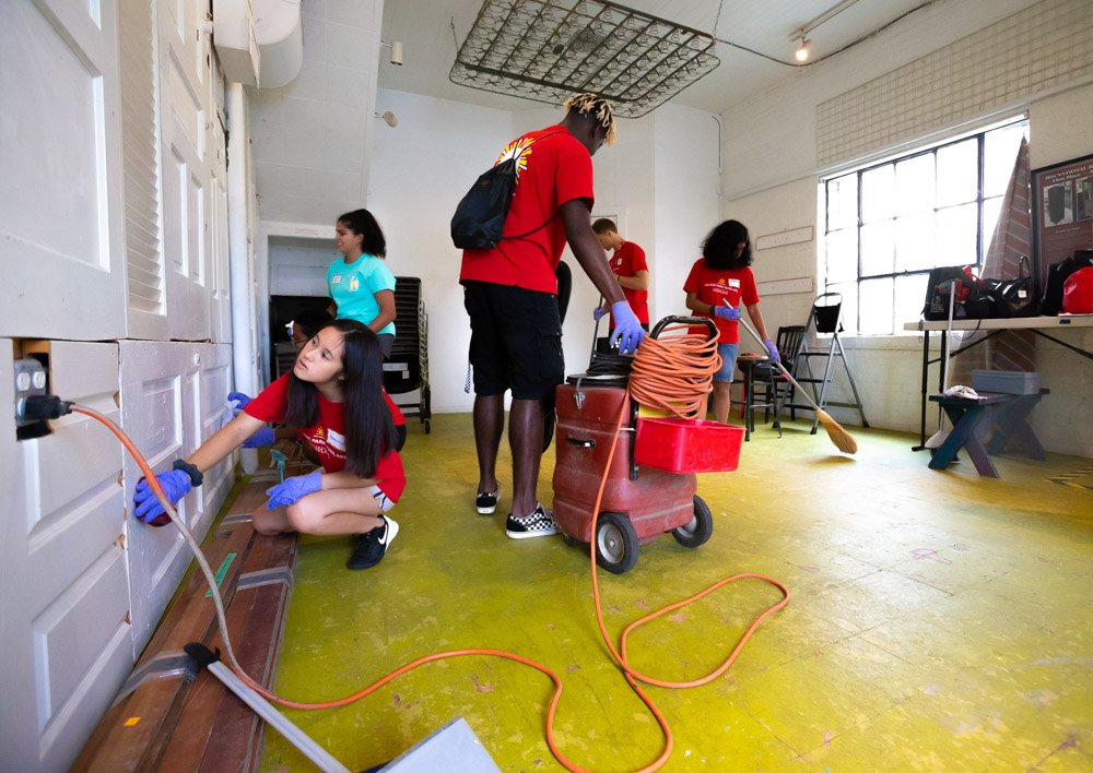 More than 900 students kicked off their #UMD experience with the annual @UM_Scholars Service Day, giving back and making a difference in nearby communities #DoGoodUMD #ScholarsServes