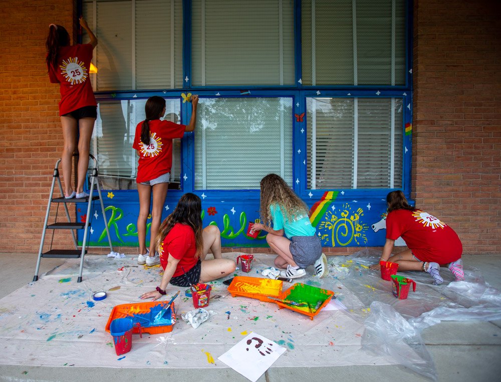 More than 900 students kicked off their #UMD experience with the annual @UM_Scholars Service Day, giving back and making a difference in nearby communities #DoGoodUMD #ScholarsServes