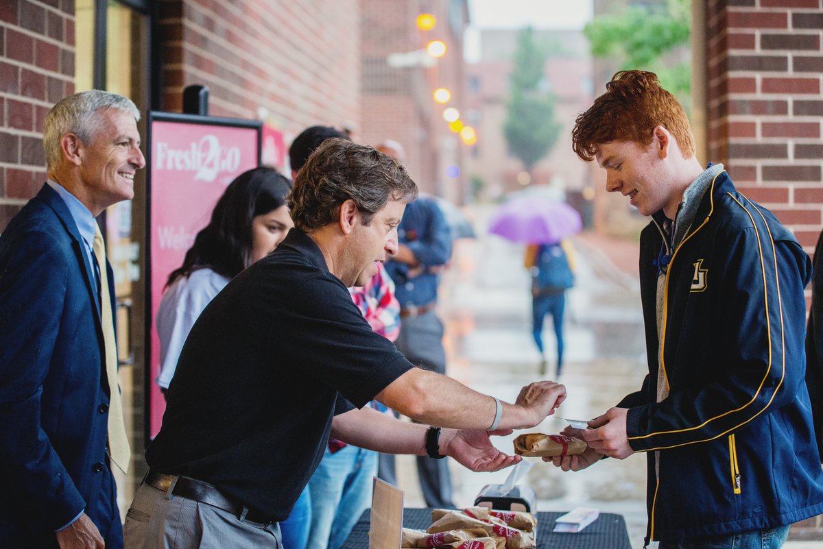 The rain didn&#39;t stop an enthusiastic crowd for 1st day of class breakfast sandwiches from @PresLovell, Coach Wojo and @MUSG leadership this morning. Special thanks to Sendik&#39;s for donating hundreds of hot sandwiches 