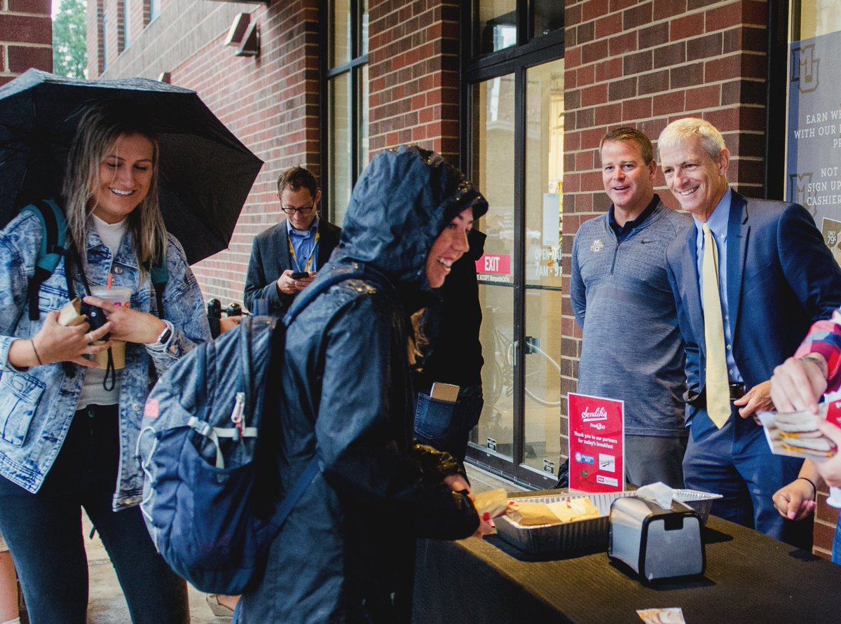 The rain didn&#39;t stop an enthusiastic crowd for 1st day of class breakfast sandwiches from @PresLovell, Coach Wojo and @MUSG leadership this morning. Special thanks to Sendik&#39;s for donating hundreds of hot sandwiches 