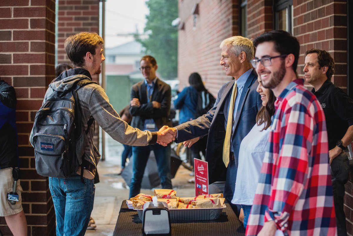 The rain didn&#39;t stop an enthusiastic crowd for 1st day of class breakfast sandwiches from @PresLovell, Coach Wojo and @MUSG leadership this morning. Special thanks to Sendik&#39;s for donating hundreds of hot sandwiches 