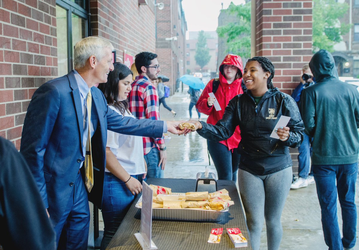 The rain didn&#39;t stop an enthusiastic crowd for 1st day of class breakfast sandwiches from @PresLovell, Coach Wojo and @MUSG leadership this morning. Special thanks to Sendik&#39;s for donating hundreds of hot sandwiches 