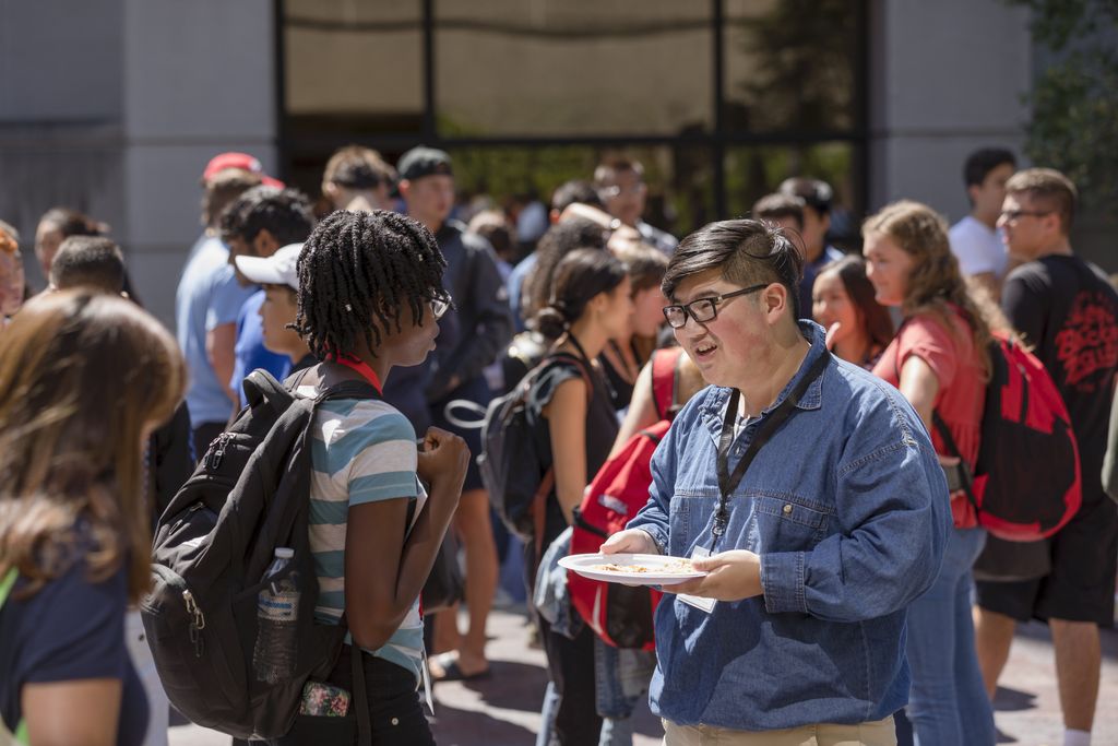 Pizza on the Plaza  Our newest #CornellBusiness students and Ambassadors got to know one another over lunch #CornellSHA #CornellWelcome