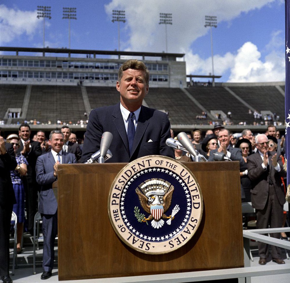 Today in 1962, JFK pledges the U.S. to go to the moon by decade’s end in speech at @RiceUniversity.  “We choose to go to the moon and do the other things, not because they are easy, but because they are hard.” @NASAhistory @NASA_Johnson